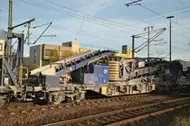 Wagen mit F�rderband f�r Schotter, in einen Bauzug am 29.10.2010.