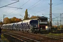 Sch�ttgutwagen in einen Bauzug in Lehrte am 29.10.2010.