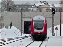 Die RB 3210 erreicht am 05.12.2010 im leichten Schneegest�ber den Endbahnhof Wiltz, w�hrend die Anzeige schon f�r die R�ckfahrt nach Luxemburg Stadt umgeschaltet ist. (Jeanny)