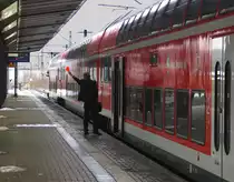 Ein bisschen Eisenbahnromantik bei der S-Bahn Dresden! Da T�ren des Zuges der S1 nicht von den Loks (145er) aus geschlossen werden k�nnen, macht dies der  Schaffner  und gibt dessen erfolgreichen Abschlu� mittels Pfeiffe und Kelle dem Kutscher kund. Da die 182er wohl erst Oktober 2011 der S1 zur Verf�gung stehen werden, hat das betreffende Personal sicher noch viel Frischluft bei der Arbeit! Hier im Bild ist die S1 nach Mei�en im Bahnhof Pirna; 12.12.2010