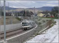 Zwischen Suhr und Aarau wurde die ehemalige SBB Normalspurstrecke von der AAR �bernommen und auf Schmalspur umgebaut, womit der unfalltr�chtige Verkehr auf der Hauptstrasse eliminiert werden konnte.
Hier kommt ein ABe 4/8 aus der neuen doppelspurigen Unterf�hrung beim Bahnhof Suhr. (13.12.2010)