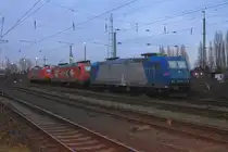 185 524, HGK 2055 und eine 145 von HGK am 13.12.10 in Krefeld.