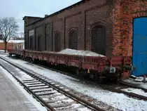 Zwei Res-Niederbordwagen am 12.Dezember 2010 neben dem alten Lokschuppen in Bergen/R�gen. 