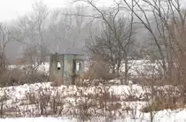 Mobiles H�uschen, dass bei gr��eren Baustellen f�r Zugschlussmelder oder Befehls�bermittler eingesetzt wird, wurde hier im Bereich der ehemaligen Wagenw�sche in Naumburg (S) Hbf vergessen; 12.12.2010