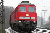 Die 232 587-6 zieht einen gemischten Gz durch Duisburg Neudorf am 07.12.2010