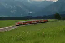 218 464-8 mit RE 32617, F�ssen - M�nchen Hbf zwischen F�ssen & Weizern-Hopferau. Im Hintergrund ist das Schloss Neuschwanstein zu erkennen. August 2010