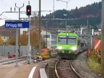 bls - Regio nach Biel mit Vollicht (Vollicht w�rde erst eingeschaltet als man den Fotograf erblickte auf dem Perron wohl um ihn etwas zu �rgern) bei der einfahrt in den Bahnhof Br�gg am 07.11.2010