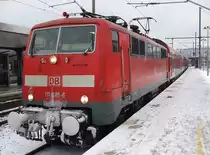 Die verschneite 111 081-6 wartet mit ihrem RegionalExpress auf die R�ckfahrt nach Braunschweig. Aufgenommen am 14.12.2010 in Bielefeld.