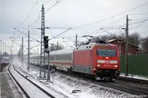 101 124-6 mit dem ca. 40min versp�teten IC 141 nach Berlin Ostbahnhof bei der Durchfahrt in Rathenow. 14.12.2010