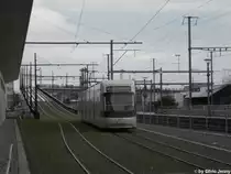 VBG Nr. 3069 (Be 5/6 ''Cobra'') verl�sst am 11.12.10 den Bahnhof Wallisellen in Richtung Stettbach und nimmt nun das Kernst�ck der 3.Glattalbahn Etappe, das Neugut-Viadukt, in Angriff.