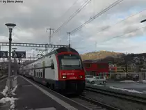 RABe 514 027-2 ''Lufingen'' am 11.12.10 in Bonstetten-Wettswil vor dem Z�rcher Hausberg, dem �etliberg. Dieser Bahnhof wurde zwischen 2004 und 2006 umfassend umgebaut, und massiv erweitert, dies um die Aushubz�ge des �etlibergtunnels abkreuzen zu k�nnen. Der �etlibergtunnel ist seit 2009 er�ffnet, die ausser dem R�ckbau eines Anschlussgleises wurde der Bahnhof Bonstetten in dieser Gr�sse so belassen.