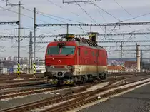 Die 350 011 am 03.04.2010 bei einer Rangierfahrt in Praha Hbf. 