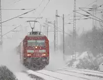 101 073 verl��t mit dem Eurocity bei gutem Schneetreiben Stralsund am 02.12.2010