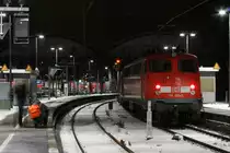 Die Fotographen st�rzen sich auf die neue in NRW. Hier die 110 490-0 am Abend in Aachen Hbf.