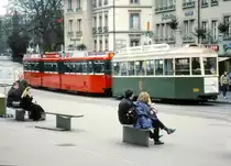 Erinnerung an die Berner Anh�ngewagen 321-330 (1951/2): Wagen 326 hinter dem schon roten Gelenkwagen 726, Zytglogge, 30.Dezember 2002. 
