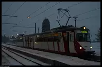 Der Gt 107 steht am 29. November 2010 als Rundzug zur Abfahrt in Edingen bereit. In etwa zwei Stunden und zwanzig Minuten wird er wieder hier stehen - ohne eine Wendeschleife genutzt oder einen Richtungswechsel durchgef�hrt zu haben.