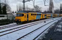 Ein DD AR mit IC Amsterdam - Zandvoort bei Ausfahrt von Haarlem Hbf am 03.12 2010.