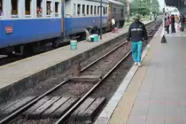 Man mu� sich halt nur zu helfen wissen. Weichenschmierer am 27.Oktober 2010 im Bf. Phatthalung.