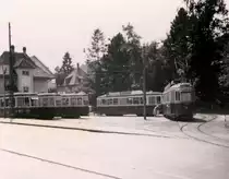 Erinnerung an die Berner Anh�ngewagen 321-330 (1951/2) - Wagen 329 an der Endstation Wabern: An den meisten Vormittagen wurden die Wagen abgestellt (hier von links: 326, 324, 330 und 329). Motorwagen 106 holt sich 329 f�r die Mittagsstosszeit. Die Fahrg�ste m�ssen zum Einsteigen in die Anlage hineingehen. August 1964.  