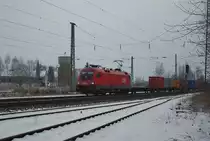 Ein �sterreichischer Gast auf der KBS 613: 1016 018-2 kam am 07.12.2010 mit einem Containerzug in Richtung Norden durch Eschwege West.