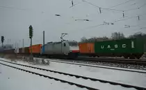 So viele Container… und dazwischen 185 639-2 auf ihrer Fahrt in Richtung S�den. Aufgenommen am 07.12.2010 in Eschwege West.