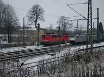 Stau in Eschwege West! W�hrend 140 811-1 mit einer 151 schon in Richtung Norden weiterfahren kann, hei�t es f�r 186 109 und 186 133 noch warten. So viel ist selten los im ehem. Bahnhof. Aufgenommen am 07.12.2010.