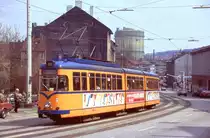 Wuppertal Tw 3802, Heckinghauser Stra�e, 12.04.86. Etwa ein Jahr vor der Einstellung hatte der Restbetrieb keine nennenswerte Bedeutung mehr. Die Strecken verlaufen weitgehend parallel zur Schwebebehn, Abzweige auf die H�hen wurden bis anfang der 80er eingestellt. Immerhin der Gasometer hat �berlebt und steht heute unter Denkmalschutz.