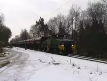 Alte E-Lok E102 (AEG/Krupp 1963) mit einem langen G�terzug der RAG Anthrazit Ibbenb�ren GmbH auf die G�terbahn zwischen den Steinkohlebergwerk Ibbenb�ren und Esch bei P�sselb�ren am 22-2-2010.
