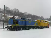 V 1202 der Mittelweserbahn steht am 17. Dezember 2010 mit einem Schneepflug in Kronach abgestellt. Die Fuhre soll in den n�chsten Tagen die Frankenwaldbahn wieder vom Schnee befreien.