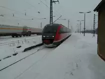 Ein Desiro 642 037 als RE von Hoyerswerda kommend f�hrt in Dresden-Friedrichstadt ein. Ziel war Dresden Hbf. 17.12.2010