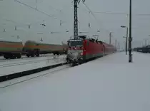 Der RE von Hoyerswerda mit einer vereisten BR 143 f�hrt in Dresden-Friedrichstadt ein. 17.12.2010