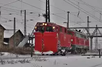 auf zu neuen R�umfahrten auf die Insel R�gen, 218 139 schiebt ihren Schneepflug am 02.12.2010 aus dem Bf Stralsund