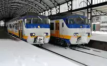 Ganz verschneit f�hrt heute von spur 4 die Regional nach Leiden und von spur 5 die Regional nach Uitgeest mit Sprinter am 17. 12 2010 in Haarlem Hbf.