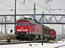 was ein Zug - 232 601, 2 W�gelchen und 298 313+318 am Schlu� verlassen den Bf Stralsund nach Mukran am 08.12.2010