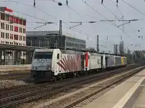 Die 185 666 mit vier weiteren Lomo Loks im Schlepp am 18.04.2010 bei der Durchfahrt am Heimeranplatz (M�nchen).