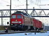 232 686 kommt mit dem Hilfszug aus Rostock durch den Bf Stralsund um sich auf der Hafenbahn etwas zu bet�tigen am 09.12.2010