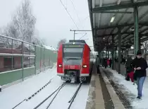 Unbekannter 425, im Lehrte auf Gleis 3, weil der Zug einen versp�teten ICE durchlassen musste. Foto vom 17.12.2010.