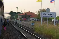 Auch wenn links des Zuges ein Bahnsteig ist, in diese Richtung m�chte man ja nicht; Bf. Khlong Bang Phra am 27.Oktober 2010.