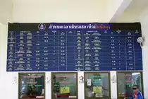 Fahrplantafel in der Schalterhalle des Bf. Phatthalung; aufgenommen am 27.Oktober 2010.