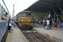 ALS 4107 (Co'Co', de, Alsthom, Bj.1974/75) mit dem ORD 456 (Yala - Nakhon Si Thammarat) kreutzt am 27.Oktober 2010 im Bf. Phatthalung den ORD 454.