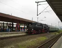 Bislang hatte ich v�llig eine kleine Bilderserie vom Sonntag, den 26.09.2010 vergessen. An diesem Tag feierte man in Adelebsen 100 Jahre Bodenfelder Bahn. Zu diesem Anlass gab es eine Dampzugsonderfahrt von G�ttingen nach Adelebsen und Weiterfahrt nach Bodenfelde mit der 52 1360-8 der Vienenburger Eisenbahnfreunde. In Adelebsen gab es dann ein kleines Rahmenprogramm mit B�hne und ein paar St�nden. Um ca 9:30h fuhr der Sonderzug mit 52 1360 auf Gleis 8 in G�ttingen ein. 