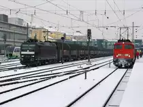 Die 185 557 mit einem Autozug bei der Durchfahrt in Regensburg Hbf wehrend die 110 504 auf ausfahrt wartet. (20.02.2009)