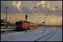 Im letzten Abendlicht bannt sich 112 161 mit dem  neuen  RE11 den Weg in die Hallen des Duisburger Hbf´s