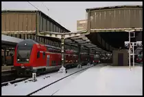 Ein RE11 verl�sst am 17.12.2010 Duisburg Hbf