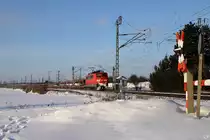 Bei sch�nstem Winterwetter f�hrt 151 085-8 am 18.12.2010 mit einem leeren Autotransportzug durch Zeithain Bogendreieck Richtung Dresden.