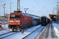 Hier verl�sst die 101 103-0 mit dem ca. 50min versp�teten EC 249 nach Krakow Glowny den Bahnhof Stendal. 18.12.2010