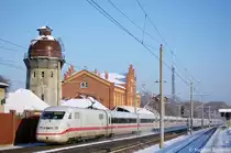 Vorne 402 030-1 als ICE 548 nach K�ln/Bonn Flughafen und dahinter 402 024-4 als ICE 558 nach K�ln Hbf bei der Durchfahrt in Rathenow. Zu diesem Zeitpunkt war dieser ICE noch p�nktlich unterwegs. 18.12.2010