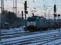 Die Cobra 2821 f�hrt mit einem gemischten Contaierzug von Aachen-West nach Montzen/Belgien im Schnee.
18.12.2010