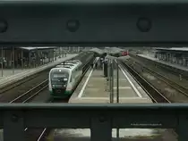 Ein Luftstegblick in Hof Hbf am 17.09.2010. Unten rangiert grade ein VGB-Desiro von seinem Bahnsteig weg, vermutlich startet er auf einem anderen Gleis die n�chste Fahrt.