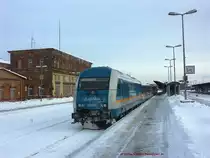 Und immer noch ist es Winter in Hof Hbf am 10. Dezember 2010 als gerade der angekommene Alex mit seiner 223 am Bahnsteig vorzieht. Man beachte das winterliche EG links...